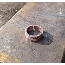 Kovaný měděný prsten